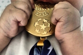 مدال قهرمانی لیگ قهرمانان اروپا در دستان مارتین کاسیاس (عکس)