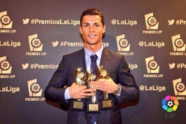 عکس روز: کریستیانو رونالدو به همراه سه جایزه بهترین بازیکن، بهترین مهاجم و بهترین گل لالیگا