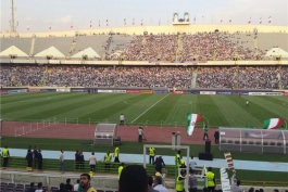 حدود 55 هزار تماشاگر در ورزشگاه آزادی؛ نمایی زیبا با به اهتزاز در آمدن پرچم ایران