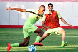 بنستون و حمام به اردوی ذوب‌آهن رفتند