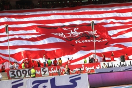 پرچم پرسپولیس در ورزشگاه آزادی