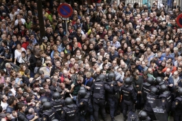بارسلونا - انتخابات کاتالونیا - برخورد پلیس با مردم کاتالونیا