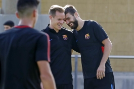 مدافع میانی اسپانیایی بارسلونا - دروازه بان آلمانی بارسلونا - بارسلونا 