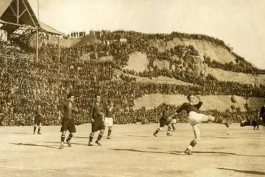 روزگاری، مردمان بارسلونا برای تماشای بازی تیم محبوبشان این سختی را به جان می خریدند. تصویر متعلق به سال ۱۹۲۵ است.