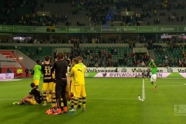 تشویق یاکوب بلاژیکوفسکی توسط بازیکنان و هواداران بروسیا دورتموند (عکس)