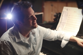 فقط میتونم بگم حرف نداره این آهنگ