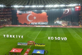 پرچم بزرگ-هواداران تیم ملی ترکیه-ترکیه-کوزووو-ییلماز-شن