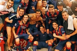 عکس روز: خوشحالی بازیکنان بارسلونا در رختکن پس از پیروزی مقابل بایرن مونیخ