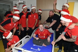 گزارش تصویری؛ لیورپولی ها به بهانه کریسمس، به سراغ بیماران بیمارستان آلدر هی رفتند 