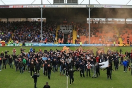 اعتراض هواداران بلک پول به چمن استادیوم باشگاه کشید