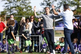 عکس روز: حضور بازیکن فعلی و اسبق منچستر یونایتد در آکادمی منچستر سیتی