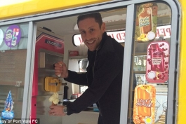 هافبک سابق منچستر ستی، تولدش را با یک ماشین بستنی جشن گرفت (عکس) 