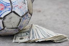 آمار باورنکردنی فیفا؛ باشگاه ها بیشتر از هزینه برای خرید بازیکنان، دستمزد می دهند