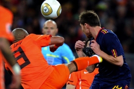 اعتراف هاوارد وب به اشتباه در فینال جام جهانی: دی یانگ به خاطر ضربه به آلونسو باید بازداشت می شد! 