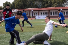 حضور جان تری در چین و بازی با پسران دبیرستانی (عکس) 