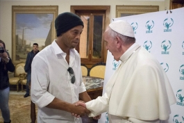 رونالدینیو به ملاقات پاپ رفت (عکس)