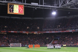 ادای احترام تیم های ملی فرانسه و هلند به قربانیان حوادث بلژیک و یوهان کرایوف (عکس)