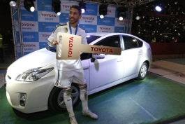 عکس روز؛ سرخیو راموس و دریافت جایزه از کمپانی تویوتا