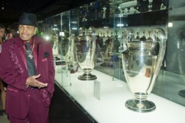  پدر مایکل جکسون از موزه باشگاه بارسلونا و نیوکمپ بازدید کرد