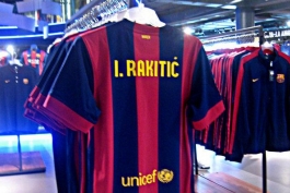 عکس روز : فروش پیراهن راکیتیچ در فروشگاه بارسلونا پیراهن راکیتیچ در فروشگاه بارسلونا به فروش می رسد . البته شماره پیراهن این بازیکن مشخص نیست