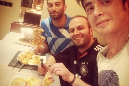 حنیف عمران زاده: همین حالا در حال پخت جوجه کباب! با امیر عبدی و سلطان فیفا 15! بعدشم بیمارستان