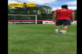 ویدیو؛ هدف گیری لواندوفسکی به تیر دروازه با چشمان بسته