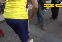 ویدیو؛ چمبرلین و دادن کفش فوتبالی خود به یک هوادار پس از قهرمانی