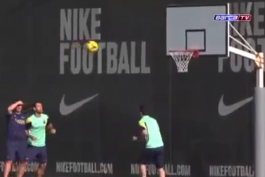 حواشی فوتبال؛ مسی و انداختن توپ با ضربه سر در حلقه بسکتبال
