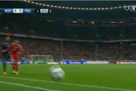 ویدیو؛ برخورد توپ به دیوید مویس در جریان بازی بایرن مونیخ - منچستر یونایتد