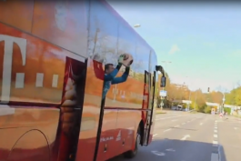 همکاری جالب ریبری و نویر در اتوبوس بایرن (ویدیو)