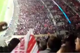 ویدیو؛ هواپیمای کاغذی فوق العاده تماشاگر انگلیسی که به بازیکن پرو برخورد کرد