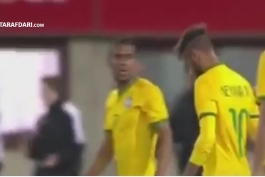ویدیو؛ تلاش هوادار نیمار برای گرفتن امضا از او بر روی پیراهن بارسا پس از بازی دیشب برزیل