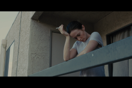 امیلی بلانتِ عصبانی ،خسته و ناامید. تراس  و سیگار ،کمی مانده به غروب...