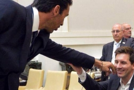 Buffon checks Messi's face to be sure he is human