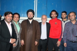 عکس روز: پیراهن طارمی به نوه امام اهدا شد