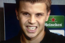 عکس روز: شکستن دندان دروازه بان دورتموند