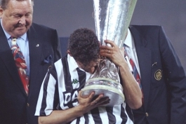 اخرين جام يوفا در دستان باجو افسانه اى. 