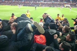 عکس جالب از شادی پس از گل بازیکنان و هوادارن لیورپول در بازی استون ویلا