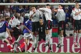 euro 2004 فرانسه و انگلیس از دقیقه 90 تا 93 زیدان دو تا گل زد و بازی 1-0 باخته رو برد