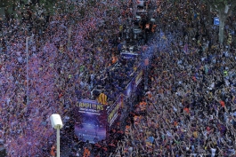 گزارش تصویری: جشن قهرمانی بارسلونا درخیابان های شهر بارسلون
