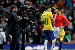 عکس روز: برخورد صمیمی نیمار و الکسیس سانچز در جریان بازی برزیل - شیلی