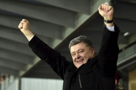 عکس روز: خوشحالی رئیس جمهور اکراین از پیروزی پر گل دیناموکیف