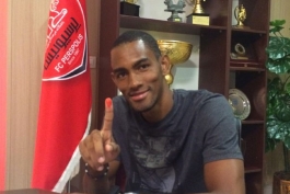 مهاجم هندوراسی پرسپولیس در حرم امام رضا (ع)