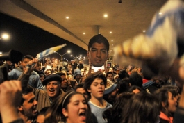 استقبال فوق العاده مردم اروگوئه از لوئیز سوارز در فرودگاه شهر مونته ویدئو