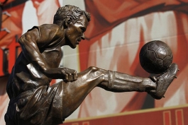 گزارش تصویری: اتفاقات مهم دنیای فوتبال در هفته گذشته؛ از رونمایی مجسمه دنیس برکمپ تا بازگشت ادگار داویدز به تورین