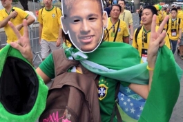 عکس روز: ماسک هایِ نیمار هواداران برزیلی در بازی امشب 