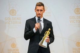 میرو کلوزه جایزه‌ی Golden Victoria رو از آنگلا مرکل دریافت کرد.