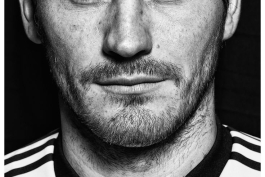 یه عکس خوب - قدیسی که دروازه ی اسپانیا رو بیمه کرد وتو خونه ی خودش هو شد ولی موند تا ثابت کنه بهترین گلر تاریخه و از نظر من ثابت هم کرد .