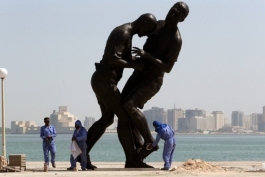 نصب مجسمه ضربه سر زیدان به ماترازی در دوحه قطر