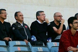 برانکو در حال تخمه شکستن و تماشای بازی ایران (عکس)
